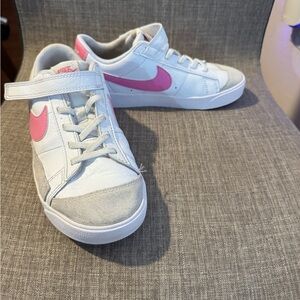 Nike Blazer Low ‘77 White and Pink Casual Shoes2